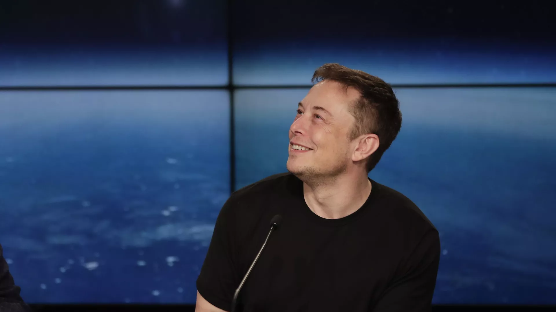 Предприниматель и основатель и SpaceX Илон Маск на пресс-конференции