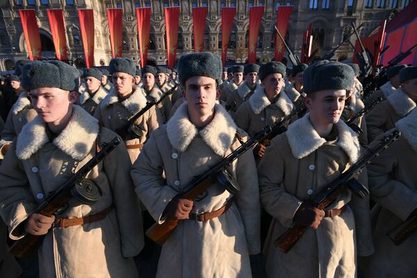 تمرین رسم گذشت نظامی به مناسبت ۷۷-مین سالگرد رسم گذشت سال ۱۹۴۱ – میدان سرخ، مسکو - اسپوتنیک افغانستان  