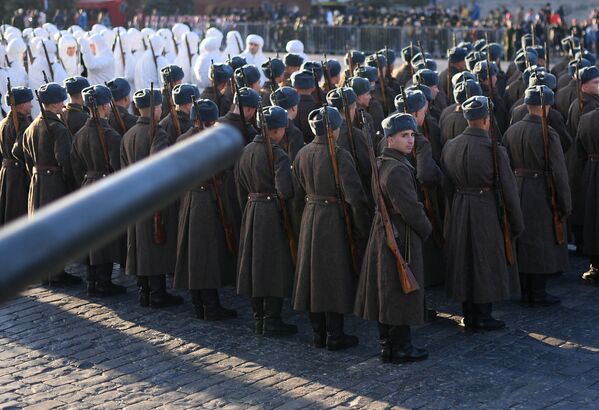 تمرین رسم گذشت نظامی به مناسبت ۷۷-مین سالگرد رسم گذشت سال ۱۹۴۱ – میدان سرخ، مسکو - اسپوتنیک افغانستان  