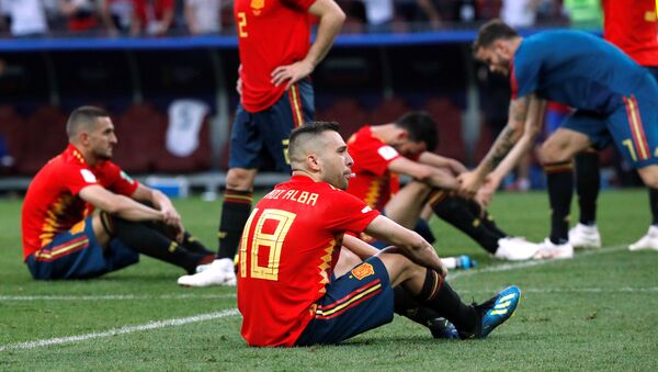 Soccer Football - World Cup - Round of 16 - Spain vs Russia - Luzhniki Stadium, Moscow, Russia - July 1, 2018 Spain's Jordi Alba and team mates look dejected after the match - اسپوتنیک افغانستان  