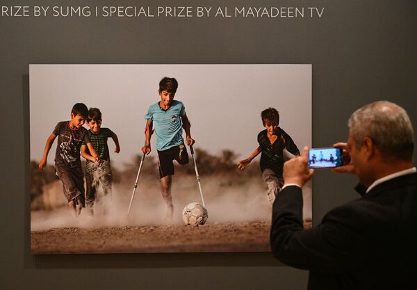 بازدیدکننده نمایشگاه برندگان مسابقه بین المللی عکاسی - اسپوتنیک افغانستان  