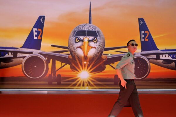پوستر طیاره Embraer E190-E2 در نمایشگاه هوایی چین - اسپوتنیک افغانستان  