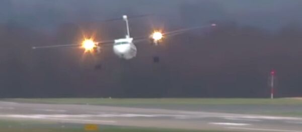 Кадр из видео с виртуозной посадкой самолета в аэропорту Дюссельдорфа во время урагана Фридерике Кадр из видео с виртуозной посадкой самолета в аэропорту Дюссельдорфа во время урагана Фридерике - اسپوتنیک افغانستان