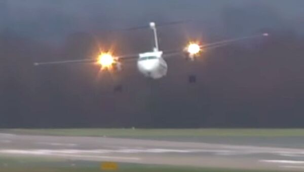 Кадр из видео с виртуозной посадкой самолета в аэропорту Дюссельдорфа во время урагана Фридерике - اسپوتنیک افغانستان  