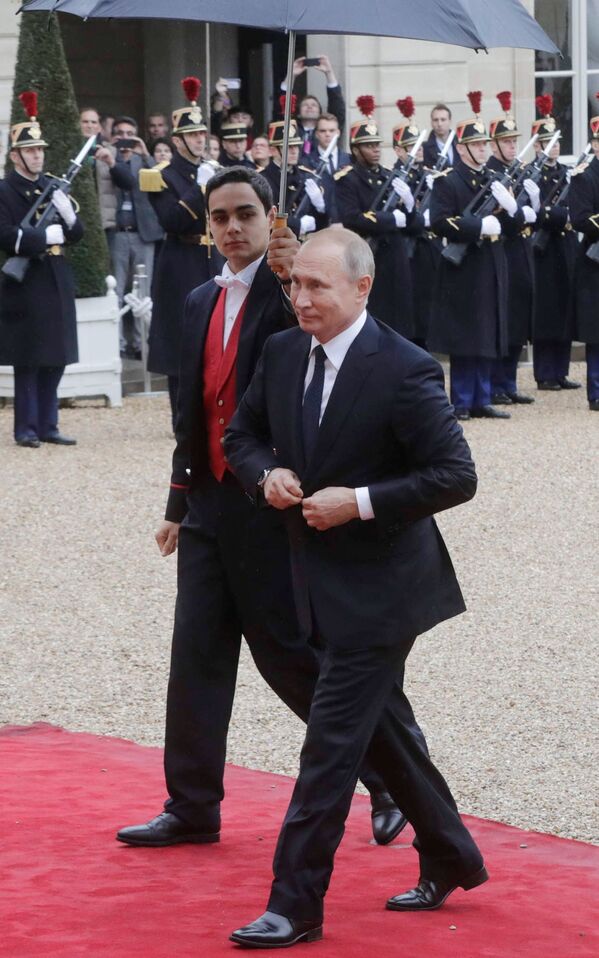 ولادیمیر پوتین، رئیس جمهور روسیه در حال ورود کاخ الیزه - اسپوتنیک افغانستان  