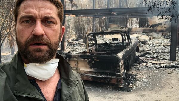 جرارد باتلر، بازیگر در مقابل خانه سوخته خود در نتیجه آتش سوزی های طبیعی در کالیفرنیا - اسپوتنیک افغانستان  