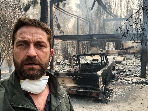 جرارد باتلر، بازیگر در مقابل خانه سوخته خود در نتیجه آتش سوزی های طبیعی در کالیفرنیا - اسپوتنیک افغانستان  