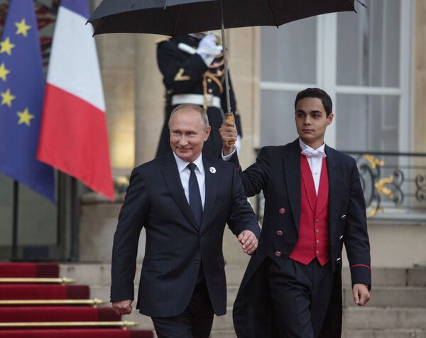 ولادیمیر پوتین رئیس جمهور روسیه در حال ترک کاخ الیزه بعد از صرف صبحانه با امانوئل مکرون - اسپوتنیک افغانستان  
