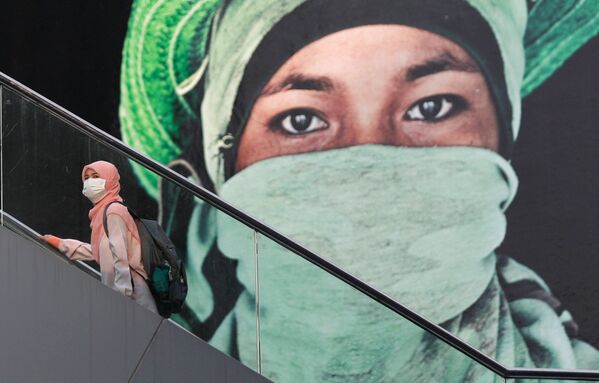 دختر حین بالا شدن به زینه برقی در تایلند - اسپوتنیک افغانستان  