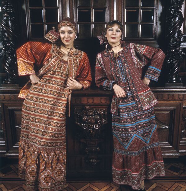 مودل ها در حال نمایش لباس – اتحاد جماهیر شوروی، سال ۱۹۷۷ - اسپوتنیک افغانستان  