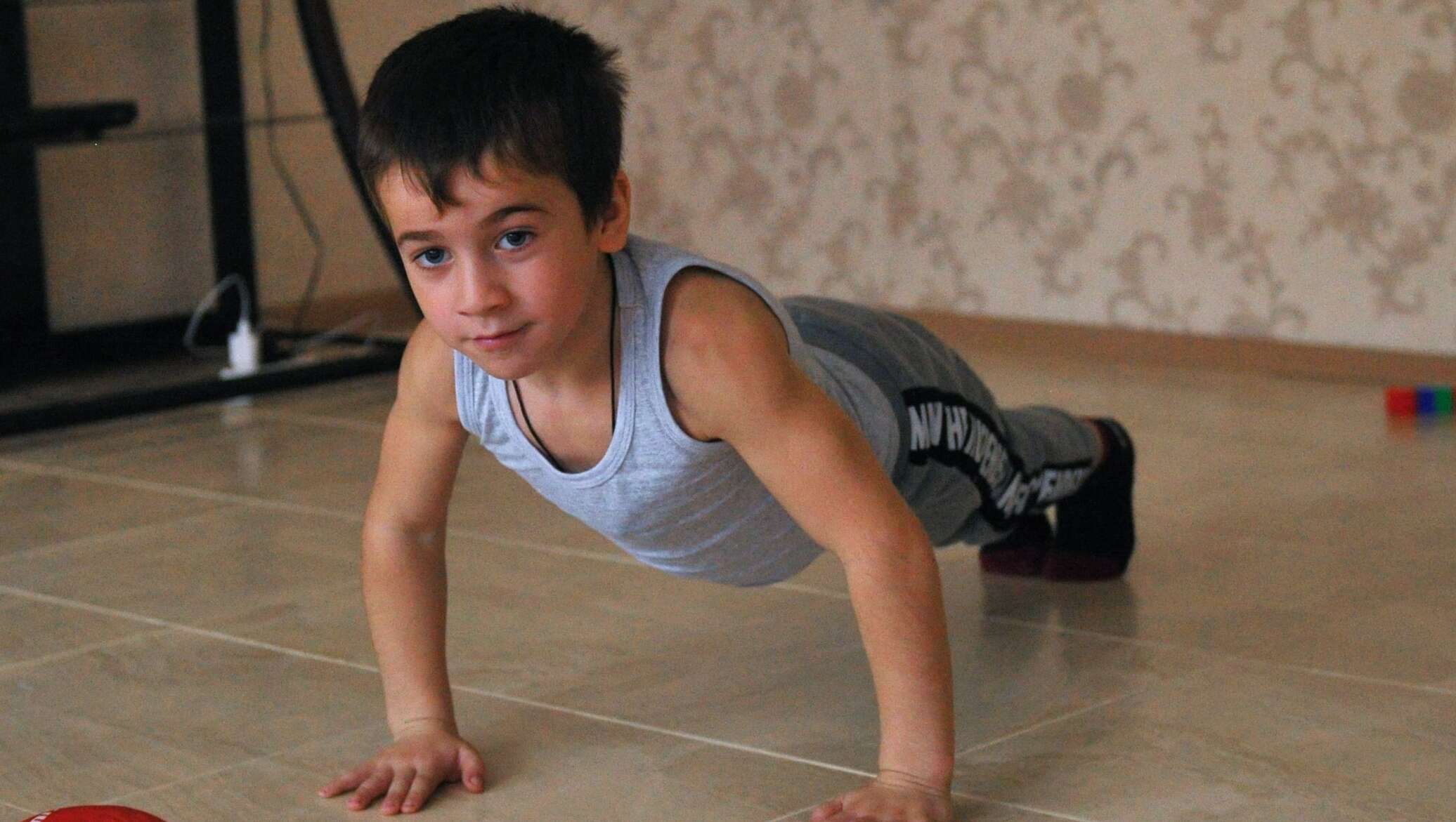 5 сильных мальчиков. Рахим Куриев отжимания. Самый сильный мальчик в мире Рахим Куриев. Рахим Куриев вундеркинды.