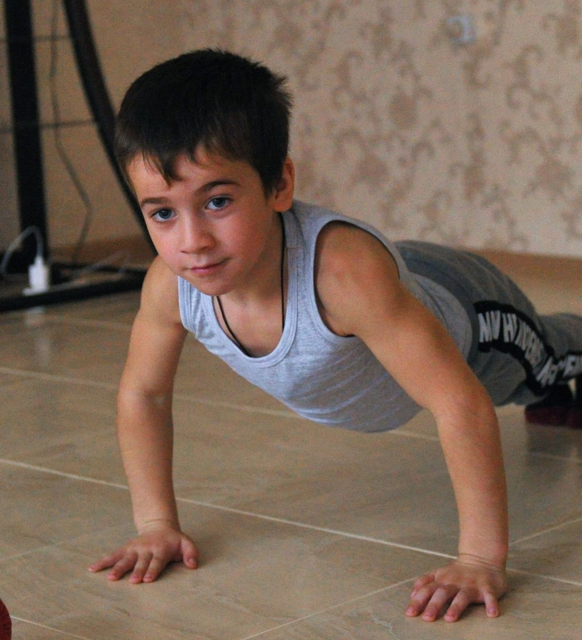 Сильные мальчики в классе. Рахим Куриев. Самый сильный мальчик в мире Рахим Куриев. Рахим Куриев пресс. Мальчик отжимается.