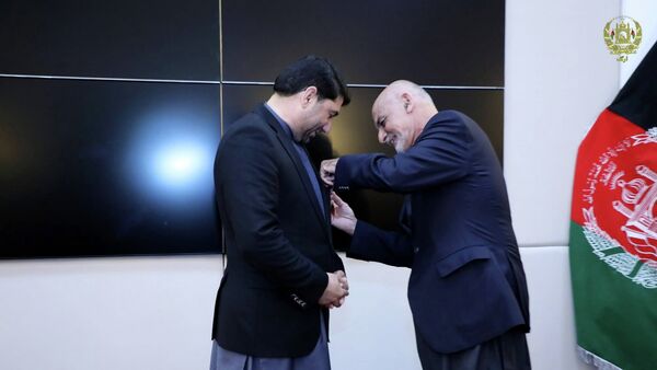 رئیس‌جمهور غنی به نمایندۀ خاص خود مدال داد - اسپوتنیک افغانستان  