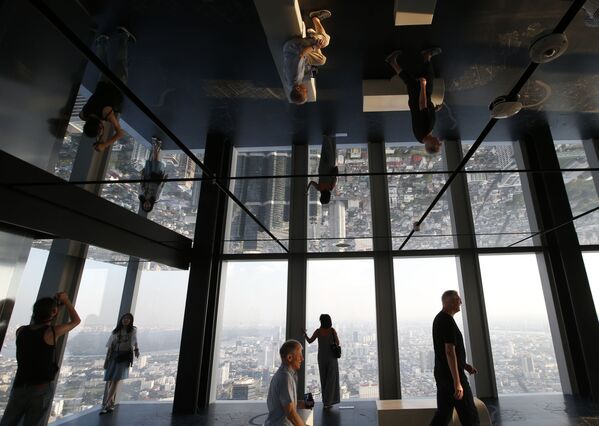 بازدیدکنندگان در یکی از بزرگترین بام‌های شیشه‌ای جهان در بانکوک تایلند - اسپوتنیک افغانستان  
