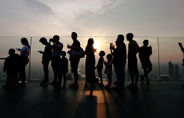 بازدیدکنندگان در یکی از بزرگترین بام‌های شیشه‌ای جهان در بانکوک تایلند - اسپوتنیک افغانستان  