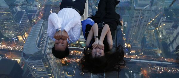 بازدیدکنندگان در یکی از بزرگترین بام‌های شیشه‌ای جهان در بانکوک تایلند - اسپوتنیک افغانستان  