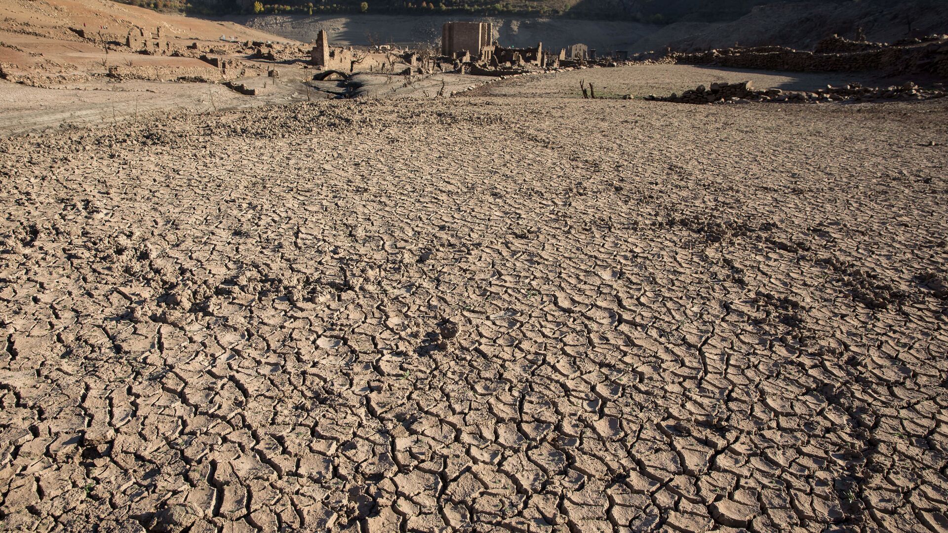 Руины испанского города Мансилья, показавшиеся из воды в результате засухи в провинции Риоха - اسپوتنیک افغانستان  , 1920, 15.01.2023