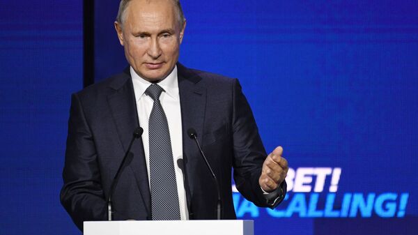 Президент РФ Владимир Путин выступает на пленарной сессии инвестиционного форума ВТБ Капитал Россия зовет! - اسپوتنیک افغانستان  