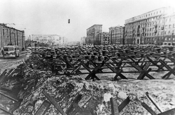 ساحۀ دفاعی مسکو. موانع در سرک‌های مسکو. بزرگراه ماژایسکایا. 3 نومبر 1941 - اسپوتنیک افغانستان  