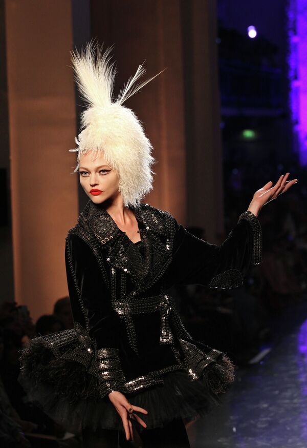 ساشا پیووواروا، مدل روسی کلکسیون لباس ژان پل گوتیه را در نمایش مد در پاریس عرضه می کند - اسپوتنیک افغانستان  