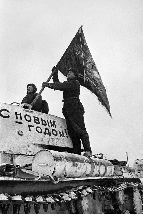 تانکیست در حال برافراشتن پرچم بر تانک. دفاع از مسکو، 31 دسمبر 1941 - اسپوتنیک افغانستان  
