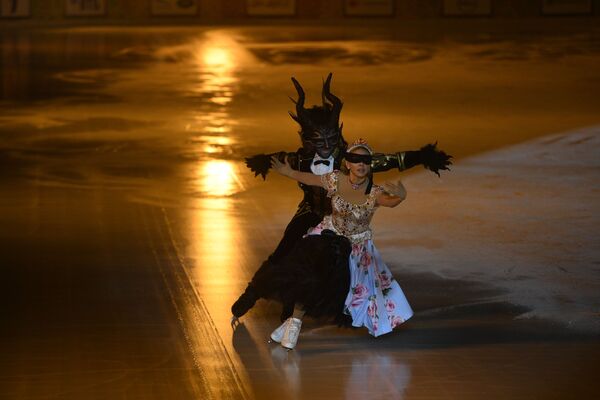 تاتیانیا ناوکا قهرمان المپیا در صحن موزیکال یخ   الیونکا سویتوک حین افتتاح اسکیت روی یخ در میدان سرخ مسکو - اسپوتنیک افغانستان  