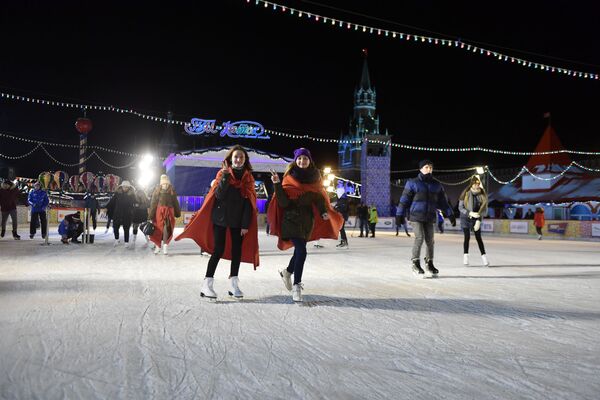 مهمانان در مراسم افتتاحیه اسکیت روی یخ در میدان سرخ مسکو - اسپوتنیک افغانستان  