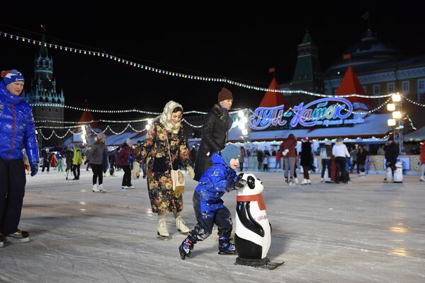 مهمانان در مراسم افتتاحیه اسکیت روی یخ در میدان سرخ مسکو - اسپوتنیک افغانستان  