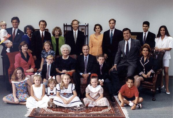 عکس خانوادگی جورج بوش، رئیس جمهور اسبق امریکا - اسپوتنیک افغانستان  