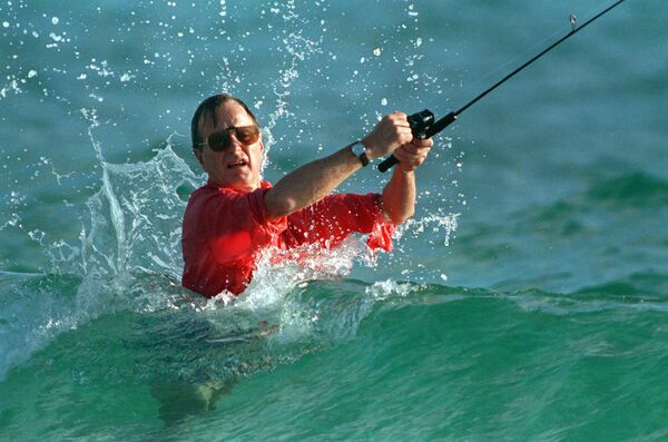 جورج بوش هنگام ماهیگیری - 1988 - اسپوتنیک افغانستان  