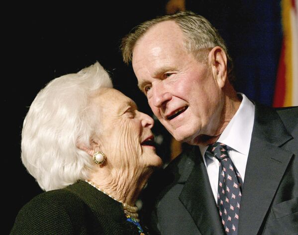 جورج بوش با همسرش باربارا بوش - 2002 - اسپوتنیک افغانستان  