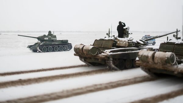 مسابقهٔ تانک رانی در هوای سرد منفی ۲۰ درجه در روسیه + ویدیو - اسپوتنیک افغانستان  