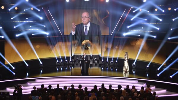 Президент Международной федерации футбола Йозеф Блаттер произносит речь на церемонии вручения Золотого мяча ФИФА - اسپوتنیک افغانستان  