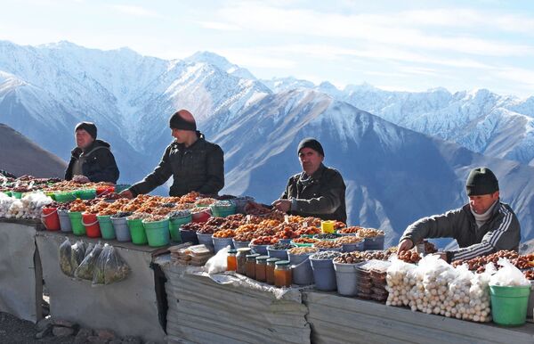 فروشندگان میوه خشک – تاجکستان - اسپوتنیک افغانستان  