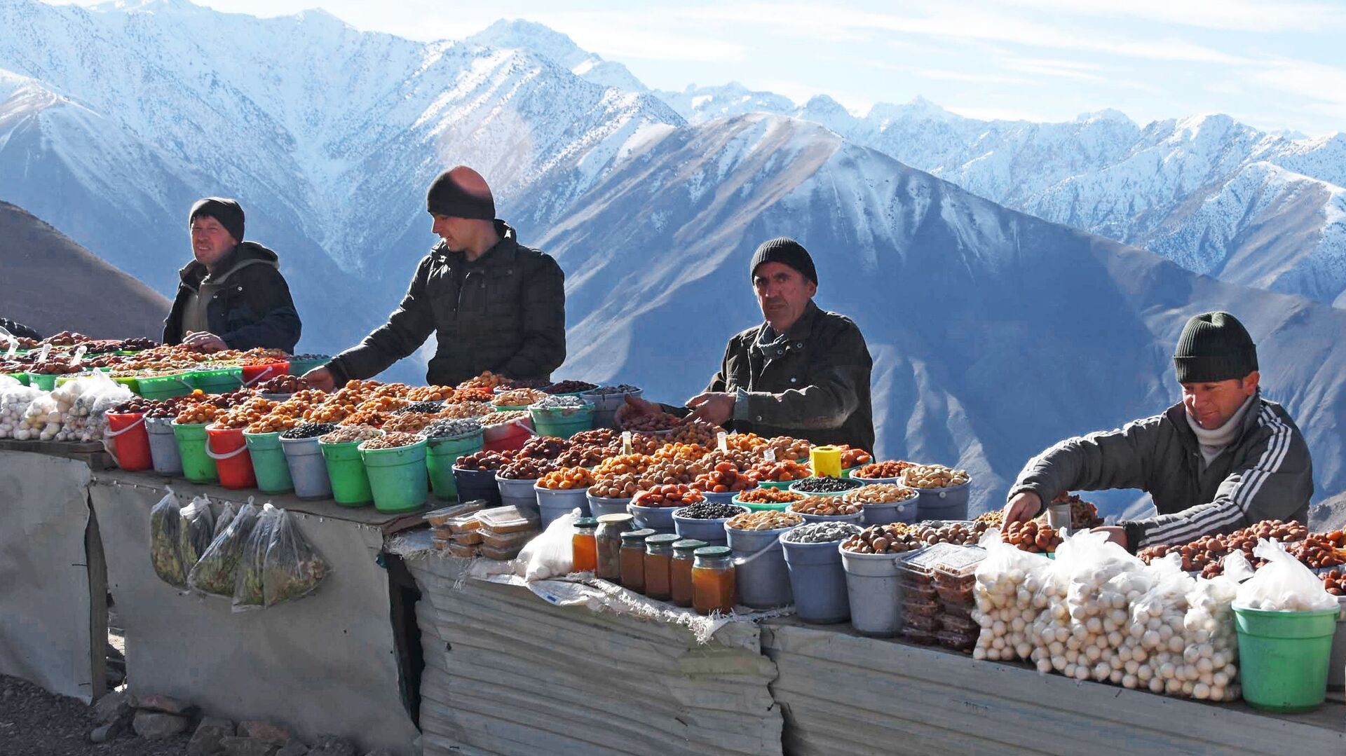 Продавцы сухофруктов на горном перевале в Таджикистане  - اسپوتنیک افغانستان  , 1920, 26.01.2022
