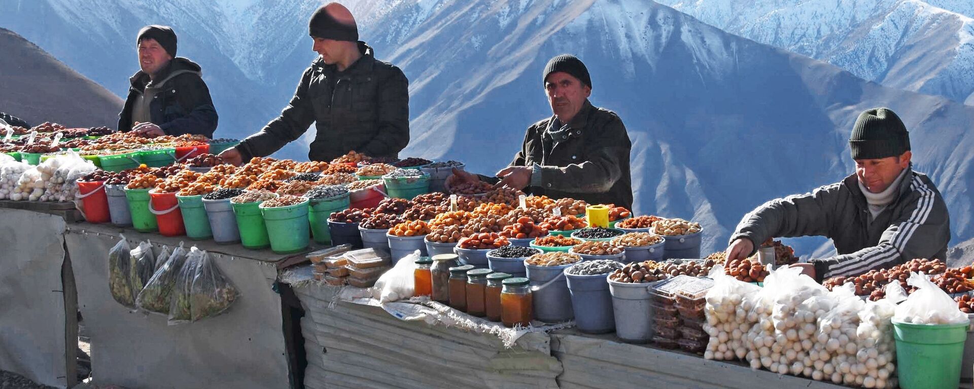 Продавцы сухофруктов на горном перевале в Таджикистане  - اسپوتنیک افغانستان  , 1920, 26.01.2022