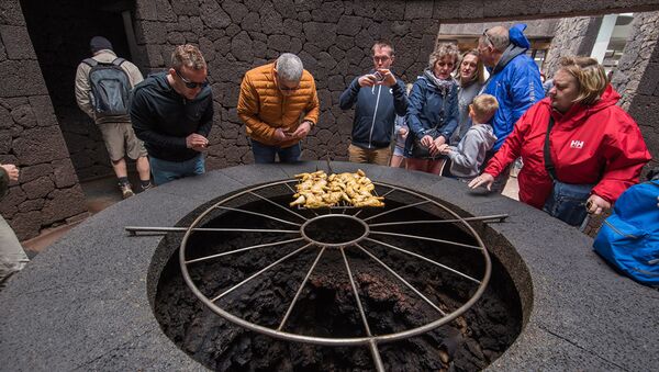 رستوران «El Diabolo» در جزیره لانزاروته، اسپانیا - آشپزان این رستوران غذا با حرارت آتشفشان آماده میکنند. - اسپوتنیک افغانستان  
