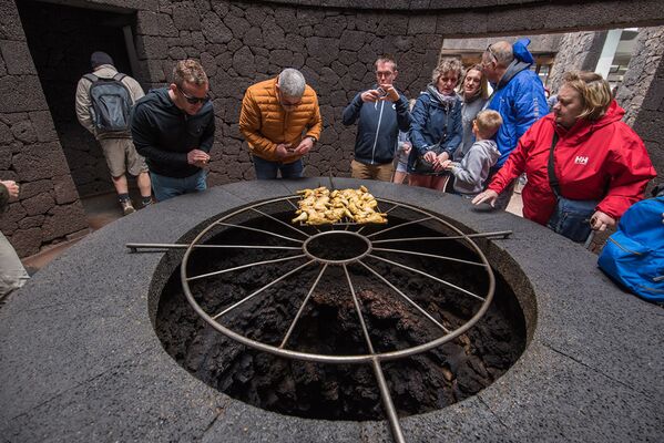 رستوران «El Diabolo» در جزیره لانزاروته، اسپانیا - آشپزان این رستوران غذا با حرارت آتشفشان آماده میکنند. - اسپوتنیک افغانستان  