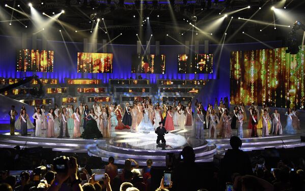 اجرای خواننده دیماش کودایبرگنوف در فینال مسابقه «انتخاب ملکه زیبایی 2018» در چین - اسپوتنیک افغانستان  
