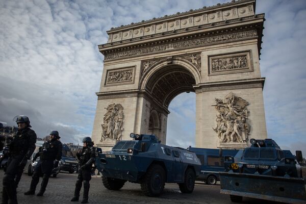 ناآرامی های پاریس که توسط «زرد پوش ها» دامن زده شد. - اسپوتنیک افغانستان  