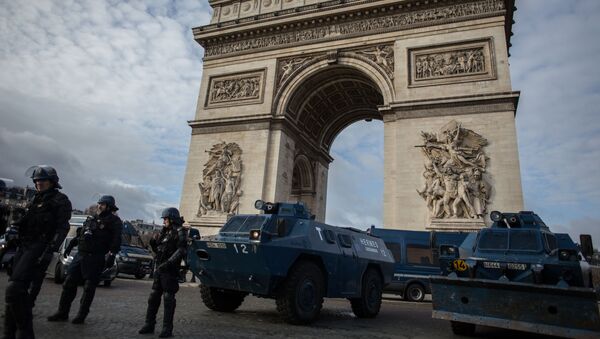 پیرامون طاق پیروزی پاریس به دلیل بمب گذاری تخلیه شد - اسپوتنیک افغانستان  