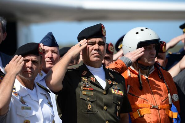 ولادیمیر پادرینو، وزیر دفاع ونزوئلا در جریان دیدار با پیلوتان روسی در میدان هوایی ونزوئلا - اسپوتنیک افغانستان  