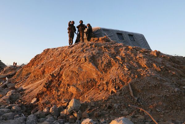 سربازان دو کوریای برای اولین بار از مرز یکدیگر عبور کردند و پاسگاه‌های مرزی در منطقه غیرنظامی را بررسی کردند - اسپوتنیک افغانستان  