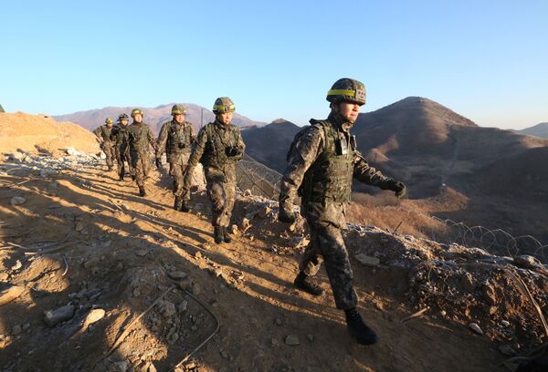 سربازان دو کوریای برای اولین بار از مرز یکدیگر عبور کردند و پاسگاه‌های مرزی در منطقه غیرنظامی را بررسی کردند - اسپوتنیک افغانستان  