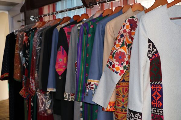 این شرکت‌ها با برندهای مشخص، مصروف عرضه لباس به بازار استند - اسپوتنیک افغانستان  