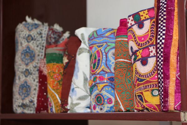 شرکت «تکمه فیشن» با تلفیق سنت و طرح جدید، لباس تولید می‌کند - اسپوتنیک افغانستان  