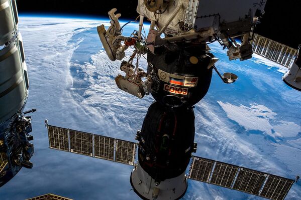اولیگ کُنانینکو و سرگئی پروکوپیف فضانوردان روس در فضای آزاد - اسپوتنیک افغانستان  