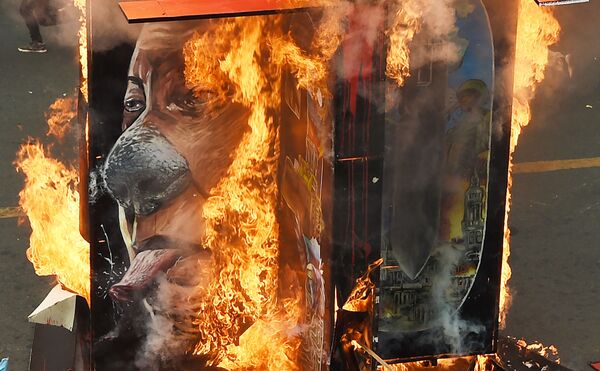 به آتش کشیده شدن تصویر رودریگو دوترته، رئیس جمهور فیلیپین در جریان تظاهرات در شهر مانیل - اسپوتنیک افغانستان  