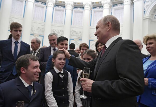ولادیمیر پوتین، رئیس جمهور روسیه با میخائیل ترنتیف، رئیس انجمن معلولان روسیه - اسپوتنیک افغانستان  