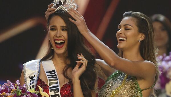 Catriona Gray of the Philippines, left, reacts as she is crowned the new Miss Universe 2018 by Miss Universe 2017 Demi-Leigh Nel-Peters during the final round of the 67th Miss Universe competition in Bangkok, Thailand, Monday, Dec. 17, 2018. - اسپوتنیک افغانستان  